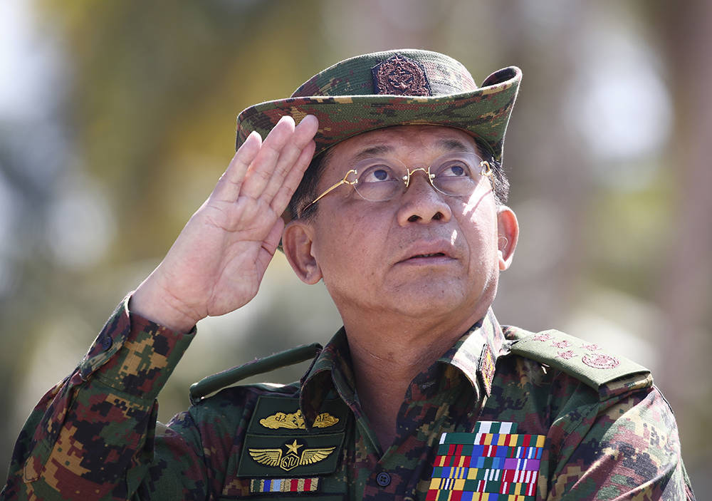 "缅甸国家行政管理委员会主席兼国防军总司令敏昂莱在接受