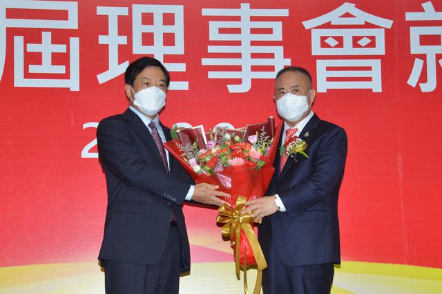 8、中华人民共和国驻泰王国特命全权大使韩志强阁下向李桂雄理事长献花祝贺.jpg