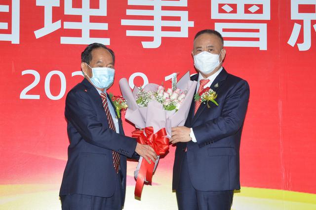12、泰国潮州会馆主席徐惠深向李桂雄理事长献花祝贺.jpg