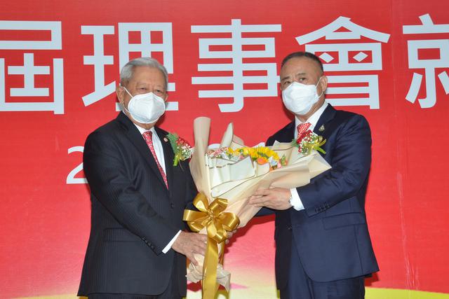 6、泰国枢密院主席素拉育朱拉暖向李桂雄理事长献花祝贺.jpg