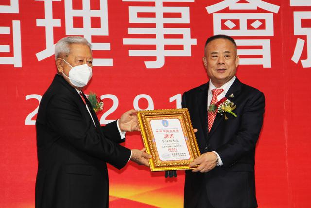 14、泰国枢密院主席素拉育朱拉暖上将向第四十二届理事会李桂雄理事长颁发证书.jpg