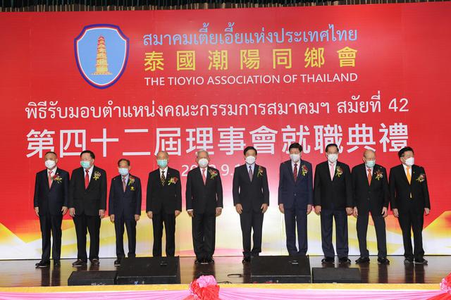 4、参加授印信仪式的领导合影.jpg