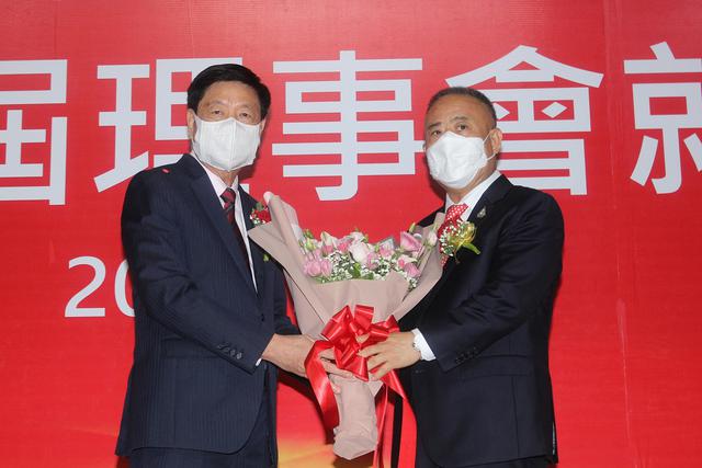 10、泰国中华总商会主席林楚钦向李桂雄理事长献花祝贺.jpg