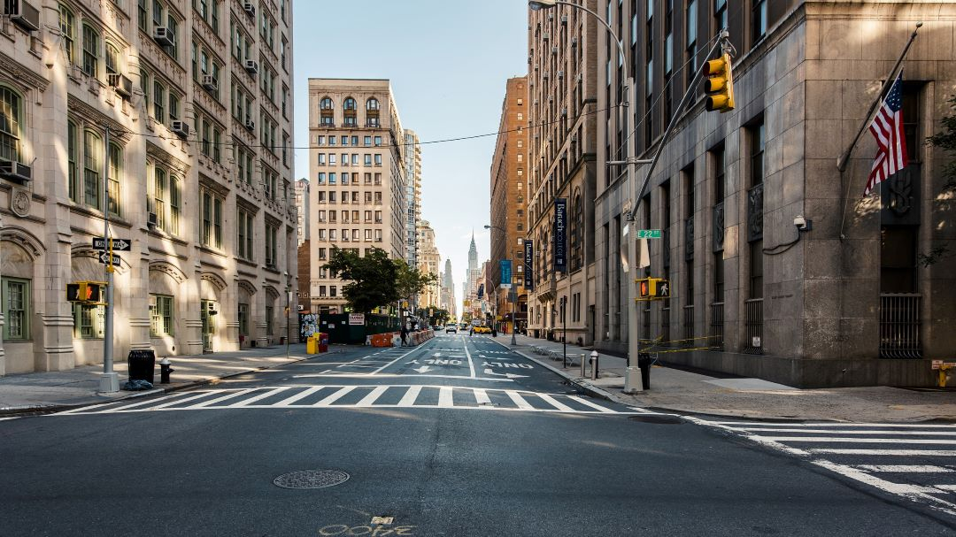 an empty street in new york, u.s. /vcg
