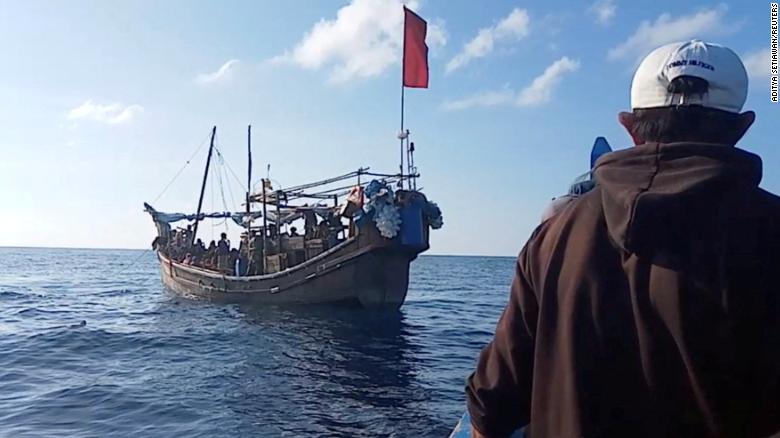 211228212244-stranded-rohingya-boat-indonesia-12272021-exlarge-169.jpg